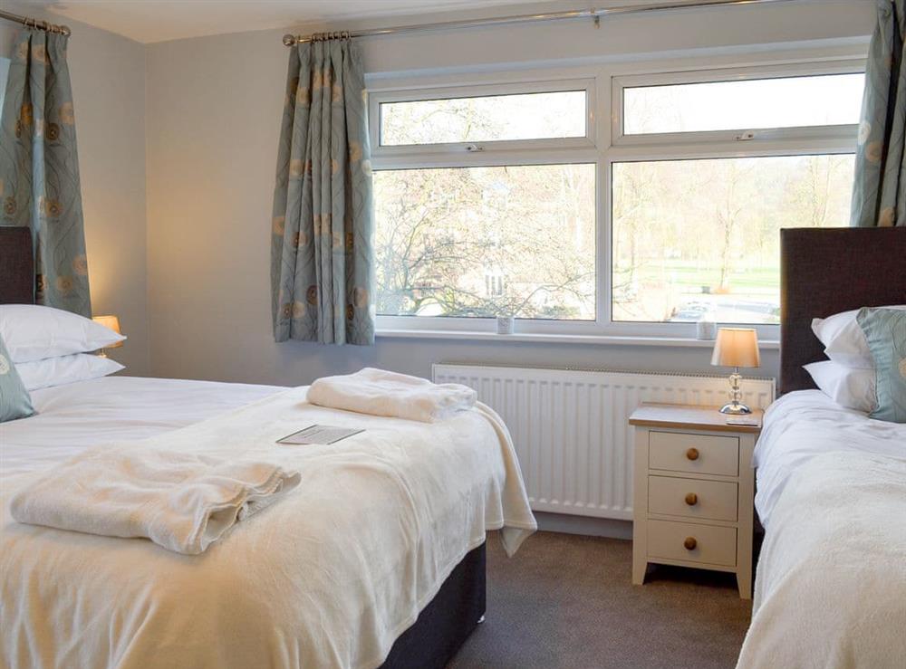 Family bedroom with a double and a single bed at Wyedale in Bakewell, Derbyshire