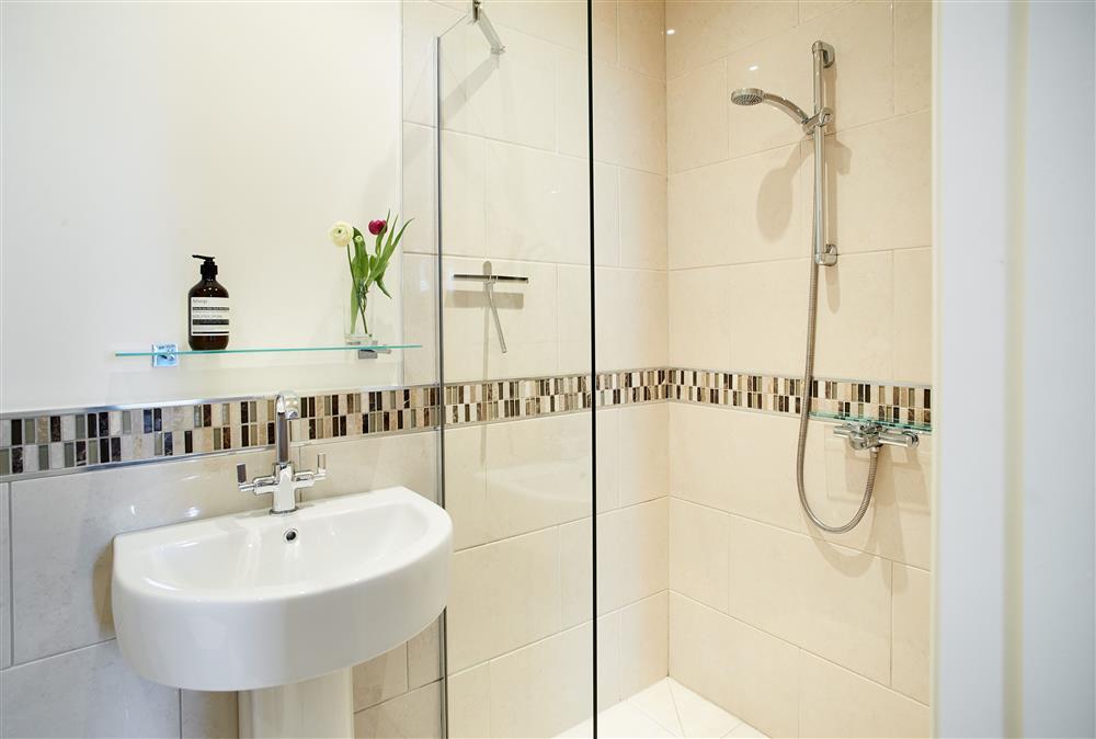 Wynfield, Peak District: Bedroom onefts en-suite shower room at Wynfield, Bakewell