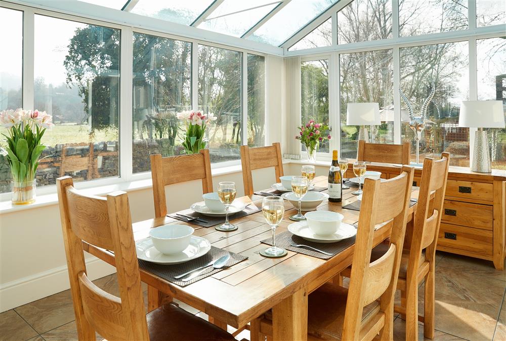 Wynfield, Peak District: Conservatory with dining table and seating for all guests at Wynfield, Bakewell