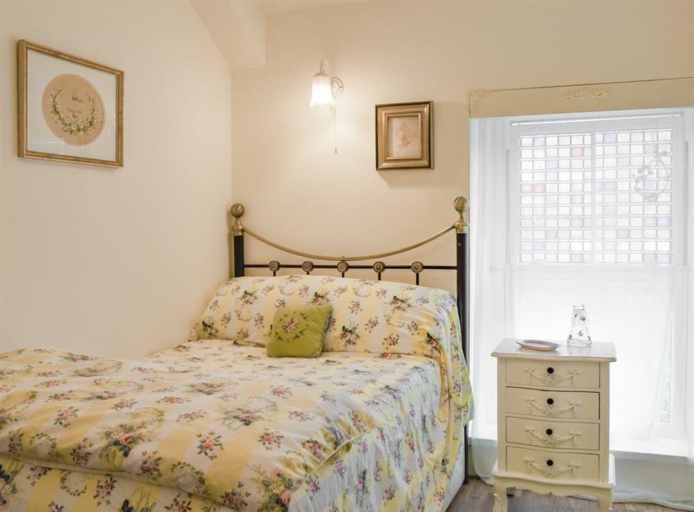 Double bedroom at Y Bwthyn Bach in Quakers Yard, near Treharris, Mid Glamorgan