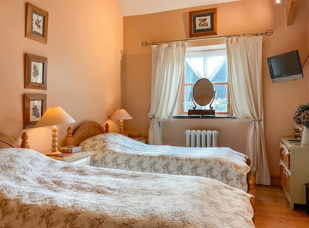 Twin bedroom at Y Cartws in Llanybydder, Dyfed