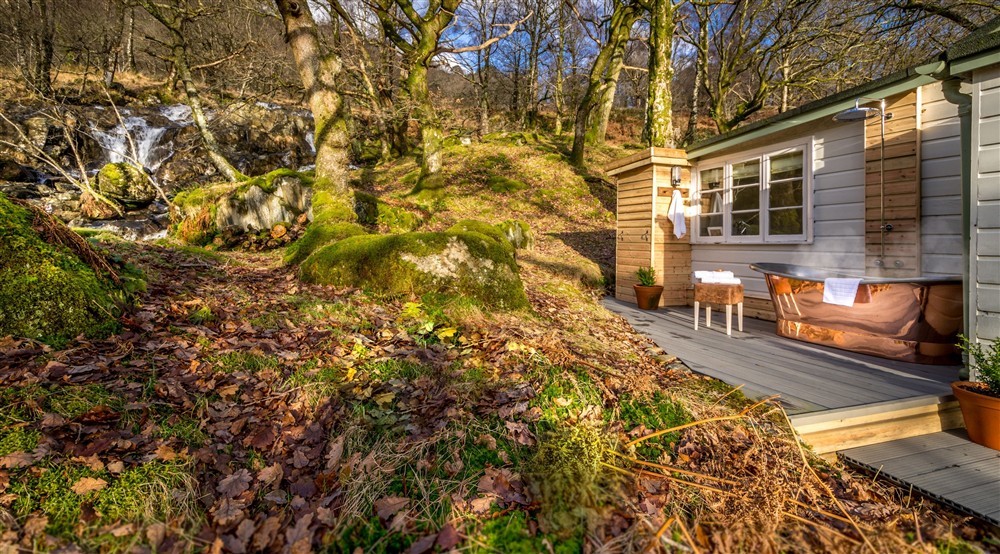 The outdoor bath and shower at Y Wenallt in Beddgelert, North Wales