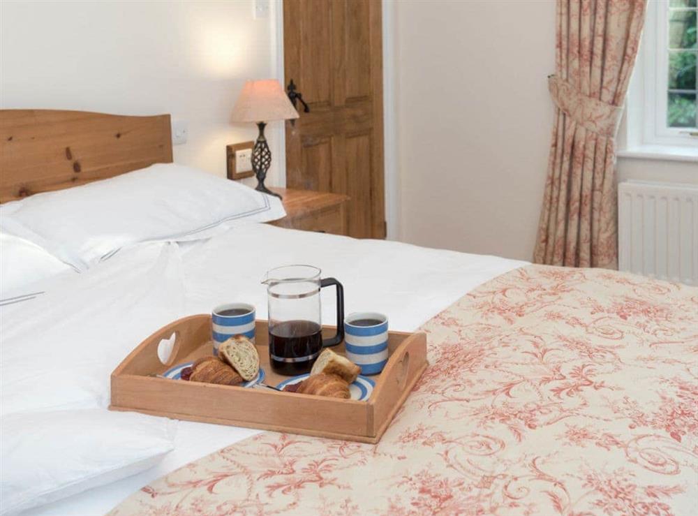 Cosy double bedroom at Yaffle Cottage in Graffham, near Petworth, West Sussex