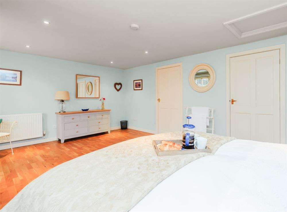 Bedroom with en-suite at Coachmans Cottage, 