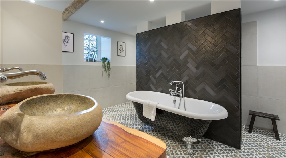 The bathroom (photo 3) at Yew Tree Barn in Dorking, Surrey