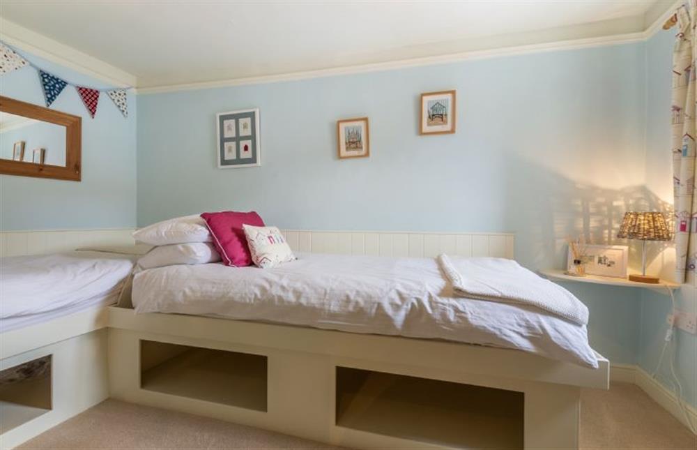First floor:  Twin bedroom with beds in an L shape at Yew Tree Cottage, Blakeney near Holt