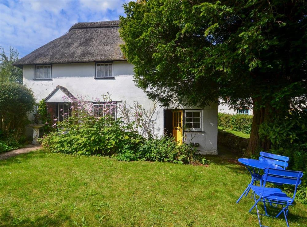 Beautiful cottage set in the heart of the Dorset countryside at Yew Tree Cottage in Farnham, near Blandford Forum, Dorset