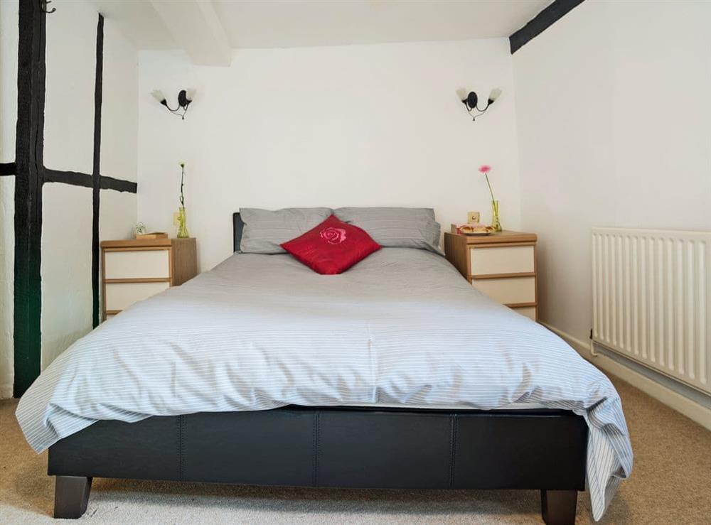 Charming double bedroom at Yew Tree Cottage in Moulsoe, near Milton Keynes, Buckinghamshire