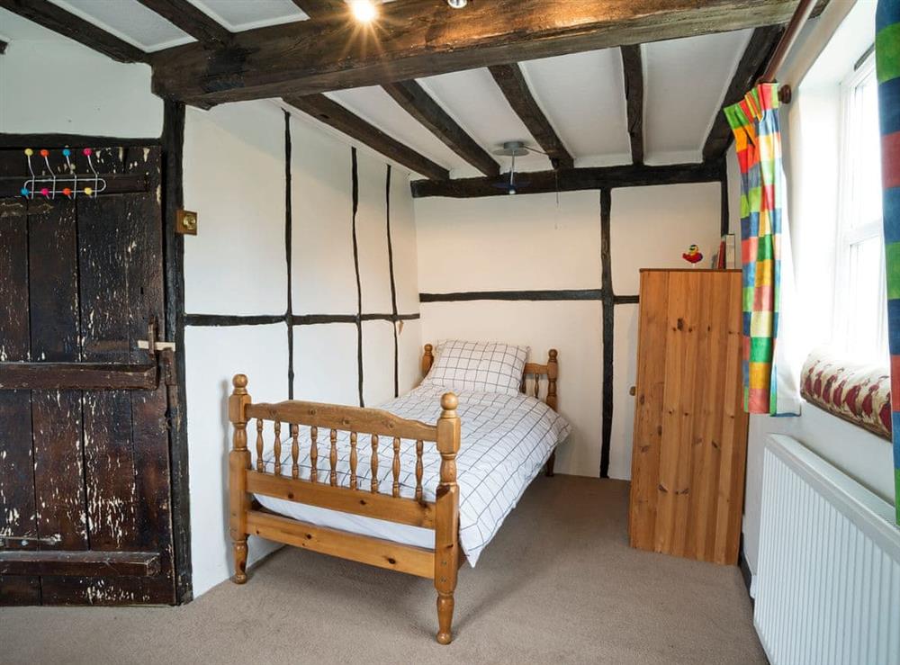 Cosy twin bedroom (photo 2) at Yew Tree Cottage in Moulsoe, near Milton Keynes, Buckinghamshire