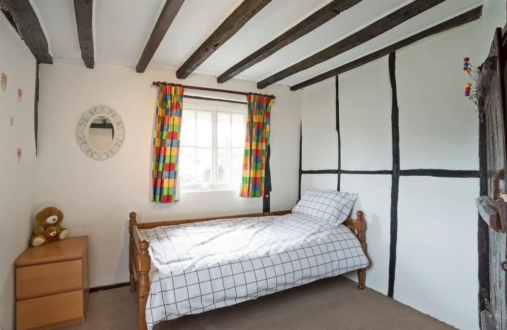 Cosy twin bedroom at Yew Tree Cottage in Moulsoe, near Milton Keynes, Buckinghamshire