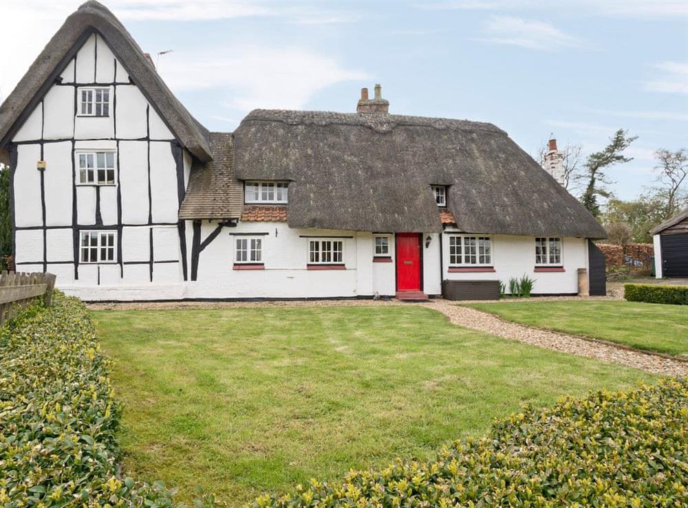 Delightful thatched cottage at Yew Tree Cottage in Moulsoe, near Milton Keynes, Buckinghamshire