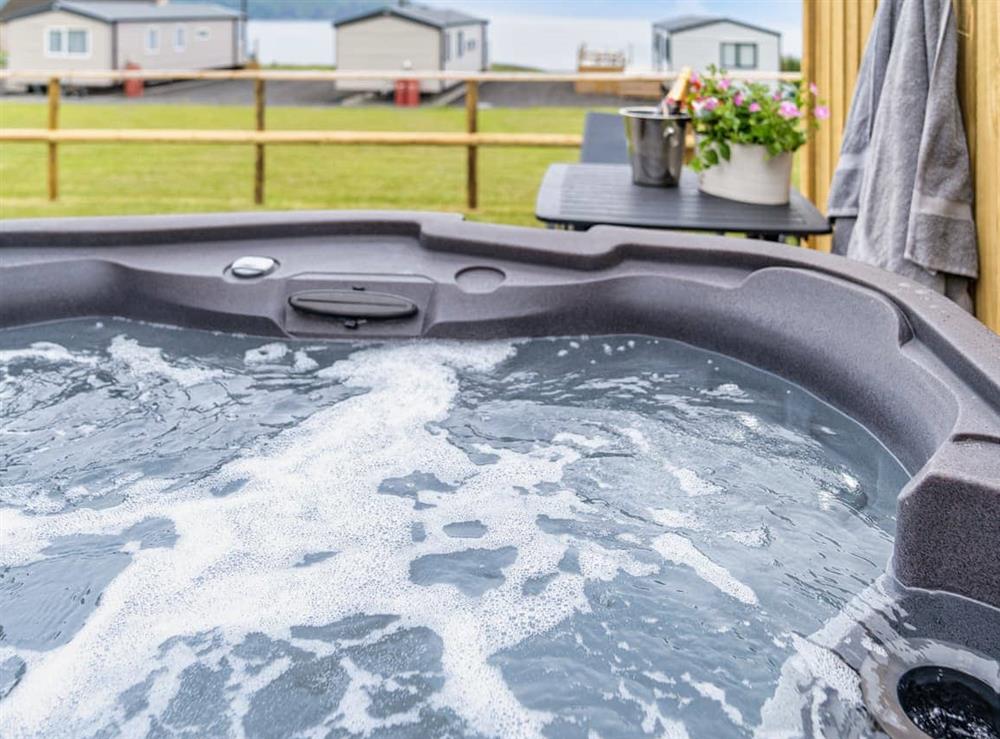 Hot tub at Ynys Pod in Gwbert on Sea, Dyfed