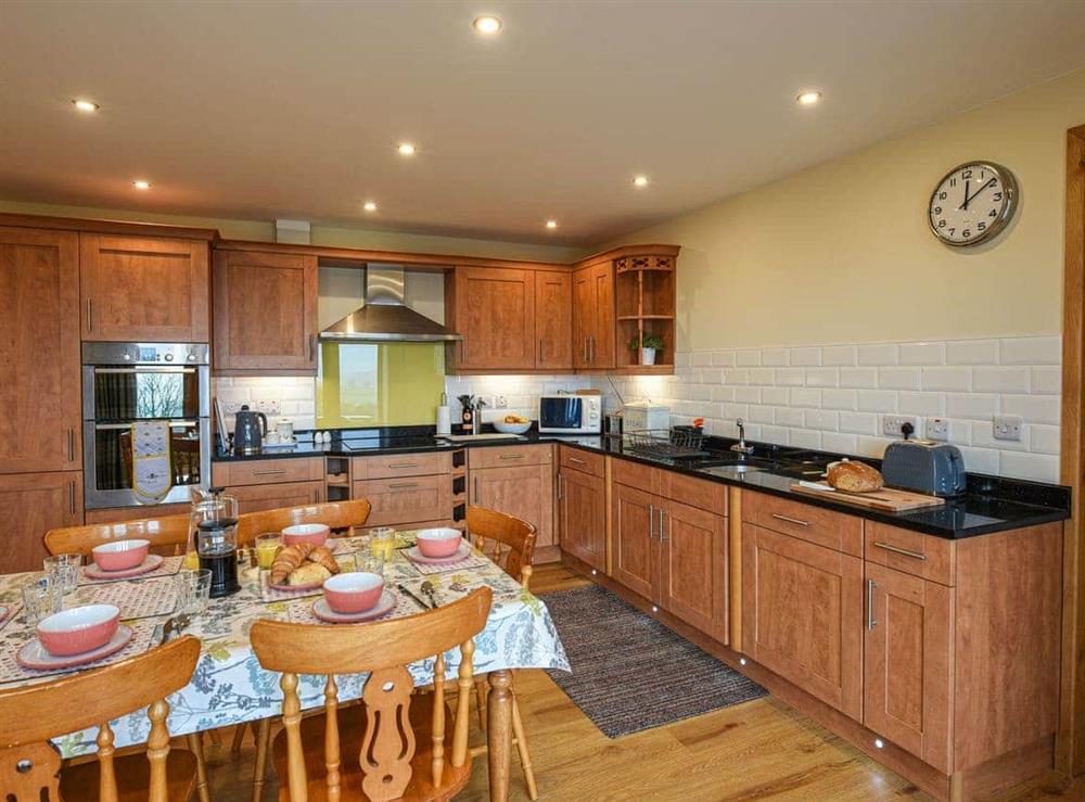 Kitchen/diner at Yr Hen Feudy at Pentre Farm in Llansilin, Oswestry, Powys