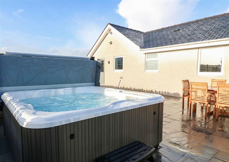 The hot tub at Yr Hen Feudy, Moelfre