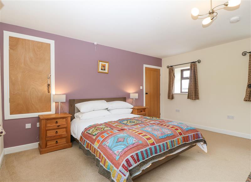 A bedroom in Yr Hen Stabl (photo 2) at Yr Hen Stabl, Llanwnda near Bontnewydd