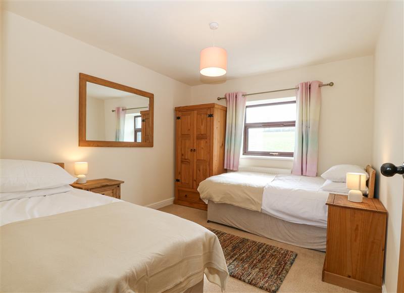 A bedroom in Yr Hen Stabl (photo 3) at Yr Hen Stabl, Llanwnda near Bontnewydd