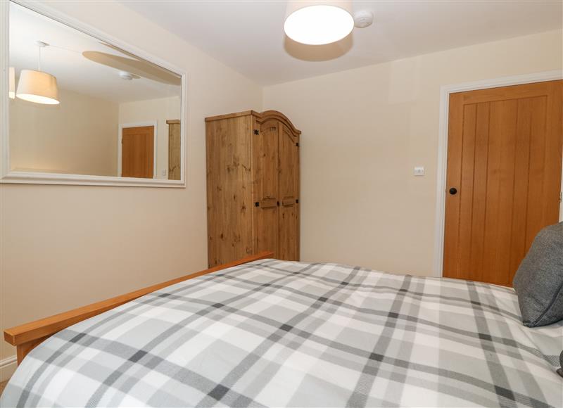 A bedroom in Yr Hen Stabl (photo 4) at Yr Hen Stabl, Llanwnda near Bontnewydd