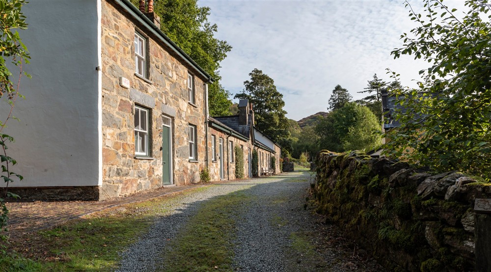 The exterior of Yr Hen Swyddfa and the Craflwyn cottages, Gwynedd (photo 2) at Yr Hen Swyddfa in Caernarfon, Gwynedd
