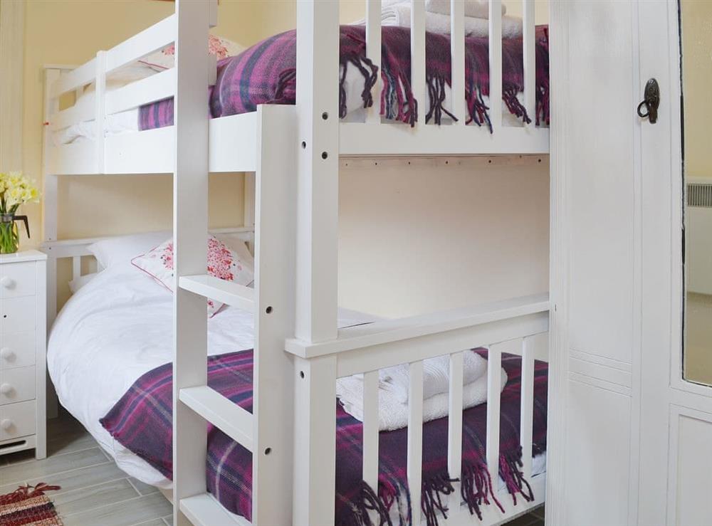 The bunk bedroom is perfect for children at Yr Wyddfa in Caernarfon, Gwynedd
