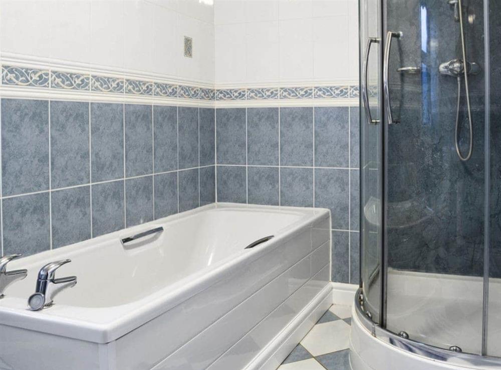 Well presented bathroom with separate shower cubicle at Ysgubor in Harlech, Gwynedd