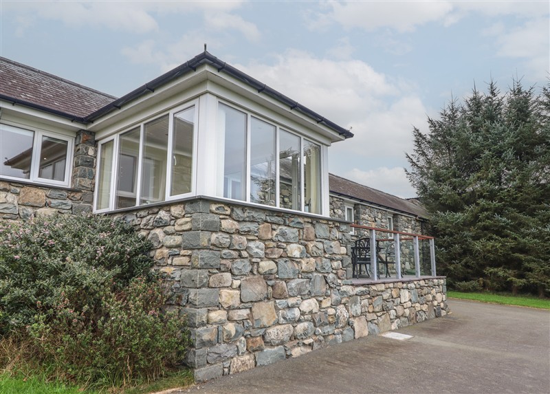Outside Ysgubor Newydd Parc Isaf