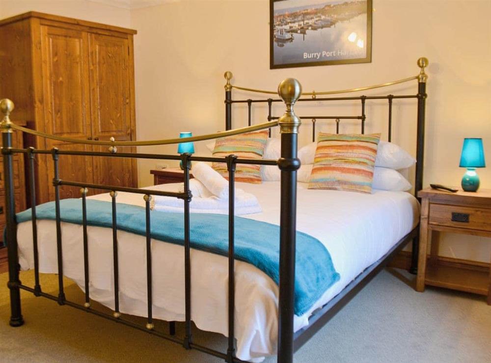 Double bedroom at Ysgubor Wen in Burry Port, near Llanelli, Dyfed
