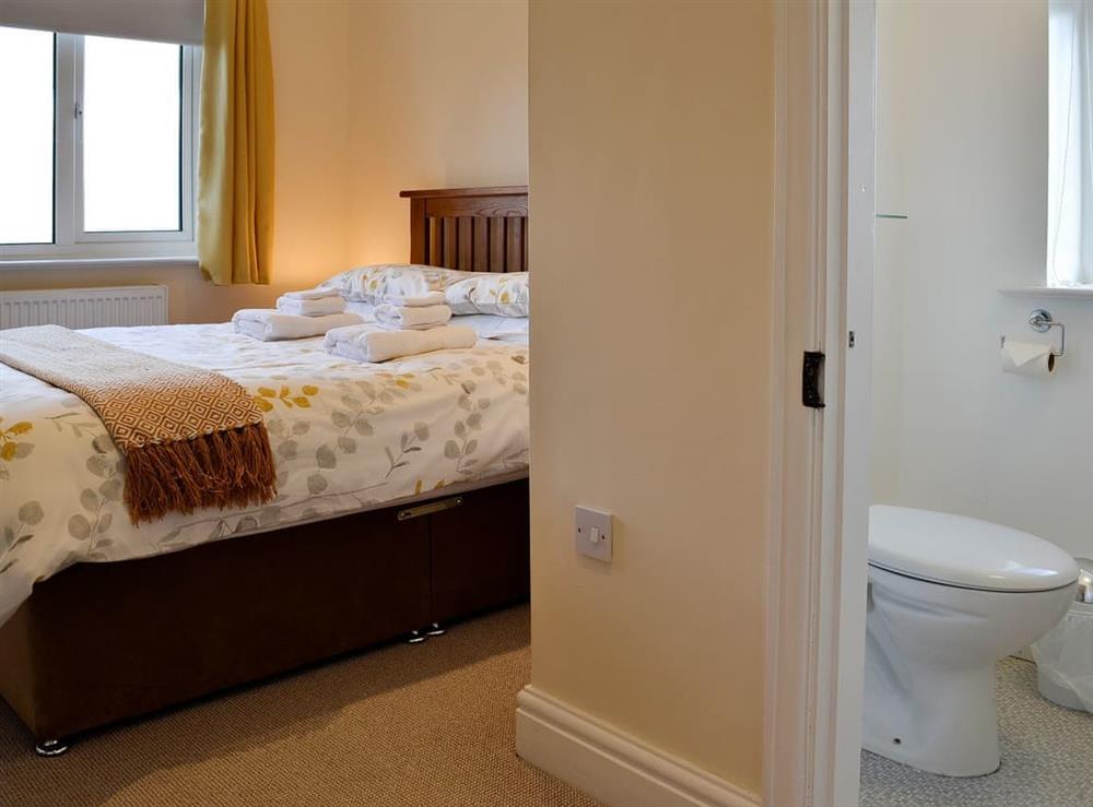Double bedroom with en-suite at Zonnebloem in Brymbo, near Wrexham, Clwyd